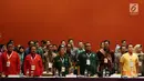 Sejumlah perwakilan partai menyanyikan lagu Indonesia Raya saat Rekapitulasi Nasional Hasil Verifikasi dan Penetapan Parpol Peserta Pemilu 2019, Jakarta (17/2). Sebanyak 14 partai politik lolos sebagai peserta Pemilihan Umum 2019.(Liputan6.com/JohanTallo)