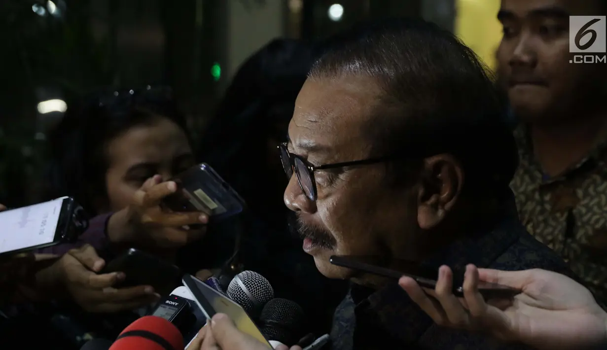 Mantan Gubernur Jatim, Soekarwo menjawab pertanyaan di gedung KPK, Jakarta, Rabu (28/8/2019). Soekarwo diperiksa sebagai saksi dugaan korupsi pembahasan, dan pengesahan APBD/APBD P Kab Tulungagung 2015-2018 dengan tersangka Ketua DPRD Tulungagung, Supriyono. (Liputan6.com/Helmi Fithriansyah)