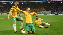 Australia kini berhasil berada di posisi ke-27 peringkat FIFA. The Socceroos sukses naik 11 tingkat setelah berhasil melaju hingga babak 16 besar Piala Dunia 2022. Mathew Ryan dan kolega lolos ke babak 16 besar sebagai runner-up Grup D, unggul atas Tunisia dan Denmark. (AFP/Frank Fife)