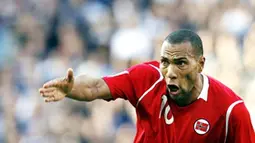 Norway&#039;s JOhn Carew calls for the ball against Scotland during their 2010 FIFA World Cup qualifier football match at Hampden Park, in Glasgow, Scotland on October 11, 2008. AFP PHOTO/PAUL ELLIS