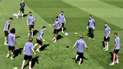 Para pemain Real Madrid saat melakukan sesi latihan di Valdebebas, Madrid, Spanyol (17/4). Real Madrid akan menantang Bayern Muenchen di leg kedua perempat final Liga Champions. (AFP Photo / Gerard Julien)