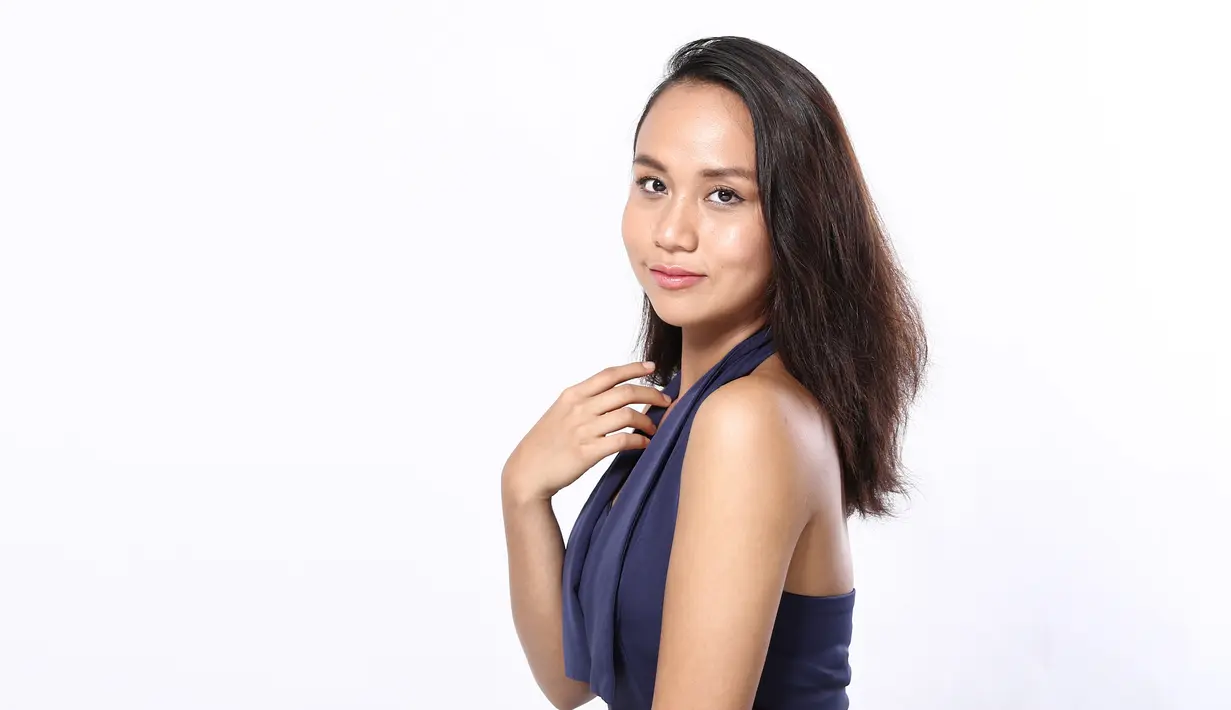 Runner Up Miss Earth Indonesia 2018 Aluna Rifani saat pemotretan di kantor KLY, Jakarta, Jumat (23/11). Aluna mempersiapkan dirinya dengan menurunkan berat badan, belajar mengatur jadwal, public speech dan enjoy the moment. (Liputan6.com/Herman Zakharia)