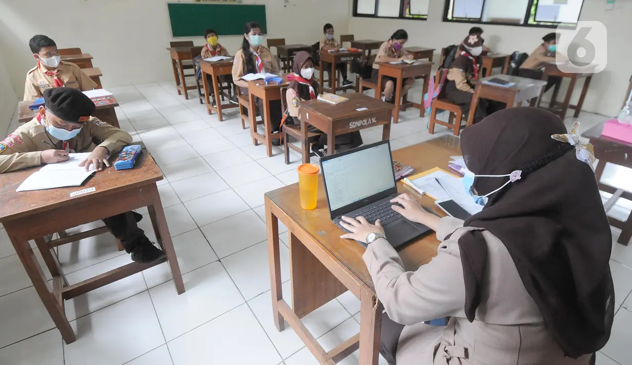 Suasana kegiatan pembelajaran tatap muka di SDN Pondok Labu 14, Jakarta Selatan, Rabu (7/04/2021). Mulai hari ini, Pemprov DKI melakukan pembelajaran tatap muka bagi 85 sekolah dari semua jenjang pendidikan hingga 29 April. (merdeka.com/Arie Basuki)