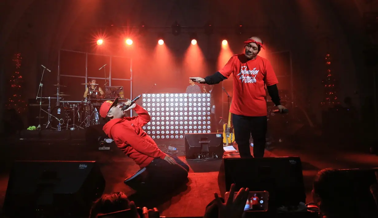 "Ini kan seni, jadi yang penting main cantik aja. Buat kesehatan aja," jawab Iwa K sambil tertawa-tawa. (Adrian Putra/Bintang.com)