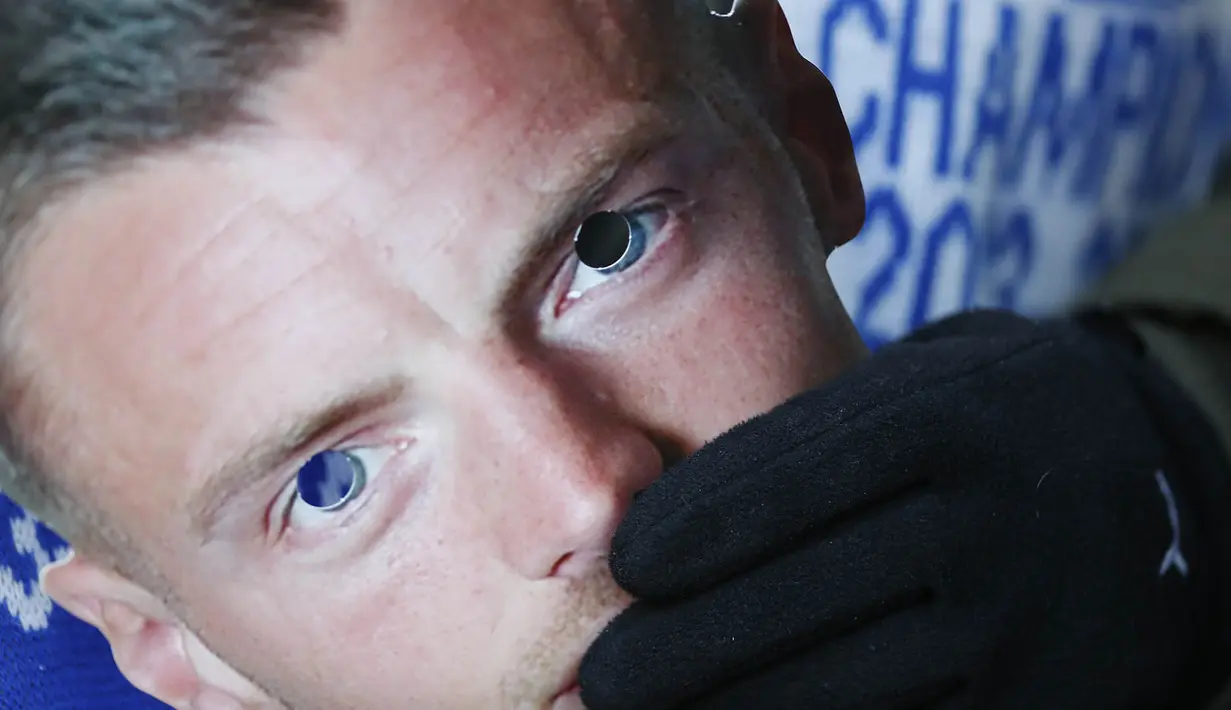 Seorang suporter memegang topeng wajah Jamie Vardy saat menonton laga Leicester melawan Everton. Kubu The Foxes sudah mengajukan banding kepada FA, namun banding tersebut ditolak. (Reuters/Carl Recine)