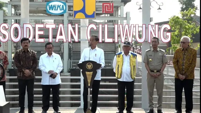 Presiden Jokowi saat meresmikan Sodetan Ciliwung di Jakarta Timur, Senin (31/7/2023). (Muhammad Genantan Saputra/Merdeka.com)