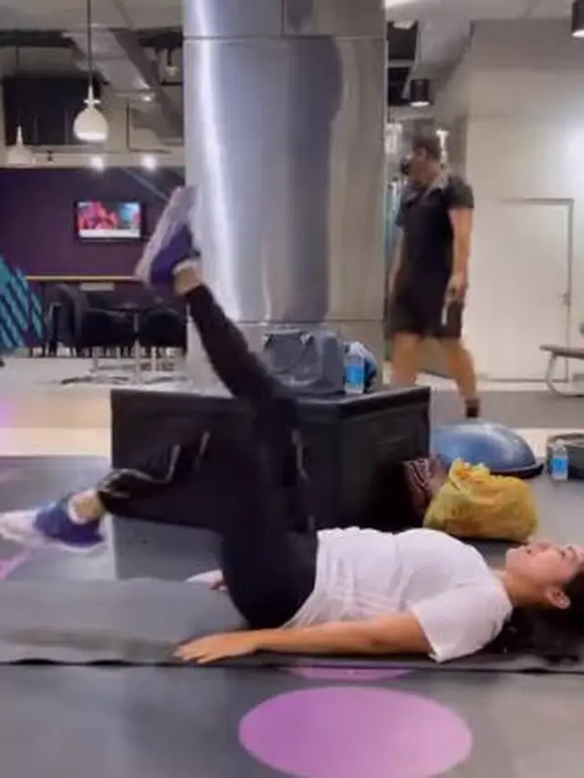 Ussy Sulistiawaty berolahraga di gym (Instagram/ussypratama)