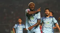 Herman Dzumafo Epandi merayakan gol ke gawang Persija Jakarta di Stadion Utama Gelora Bug Karno, Jakarta, Jumat (13/5/2016). (Bola.com/NIcklas Hanoatubun)