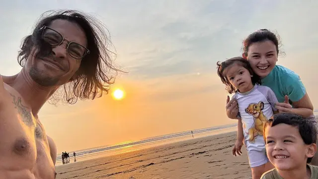 [Fimela] Edward Akbar dan keluarga