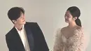 <p>Mimi tampak anggun dengan busana pengantinnya. Dia juga menatap calon suaminya dengan pandangan penuh kasih sayang. (Foto: Instagram/ hiptriever)</p>