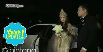 Gilang Dirga memberikan kejutan sebuah lagu untuk Adiezty Fersa di hari pernikahannya.