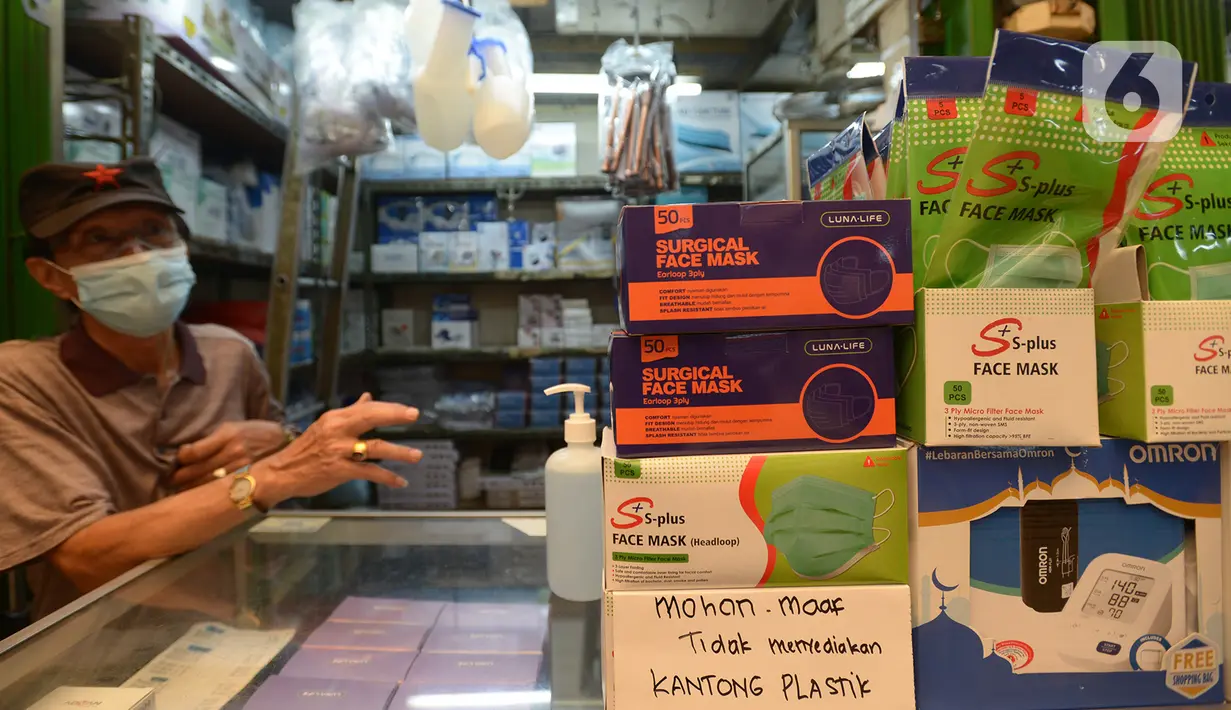 Pedagang menunggu pembeli masker tiga lapis di Pasar Pramuka, Jakarta, Rabu (23/9/2020). Terkait pelarangan pemakaian masker scuba dan buff di KRL, penjualan masker biasa masih normal di pasaran dengan harga sekitar Rp.60.000-Rp 150.000 per boks. (merdeka.com/Imam Buhori)