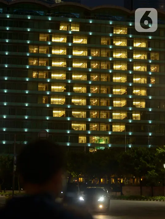 Lampu kamar menyala membentuk lambang hati di Hotel Indonesia Kempinski, Jakarta, Jumat (17/4/2020). Malam. Aksi tersebut sebagai bentuk penghargaan dan pesan cinta terhadap para tenaga medis yang berjuang di garis depan dalam penangnanan COVID-19 di Indonesia. (merdeka.com/Imam Buhori)