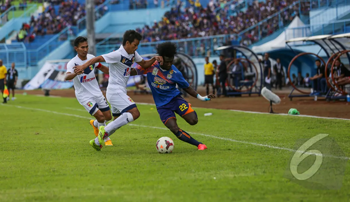 Dalam laga SCM Cup 2015 yang berlangsung di Stadion Kanjuruhan Malang, Arema Cronus mendominasi permainan. Arema menang 5-2 atas Mitra Kukar, Minggu (18/1/2015). (Liputan6.com/Faizal Fanani)