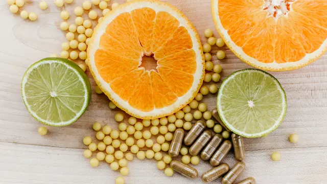 Ilustrasi kandungan dan manfaat pada infus vitamin.