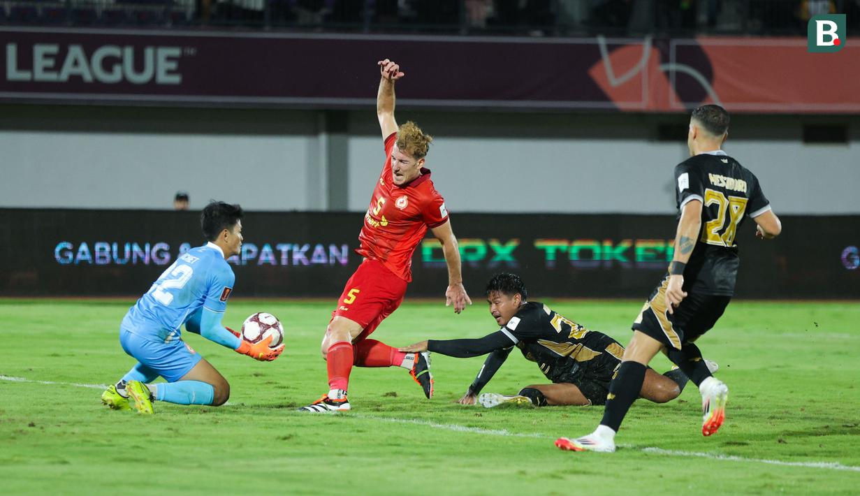 Pemain Dewa United, Septian Bagaskara, gagal mencetak gol saat melawan Phnom Penh Crown pada laga matchday pertama grup E AFC Challenge League di Indomilk Arena, Tangerang, Minggu (26/10/2025). (Bola.com/M Iqbal Ichsan)