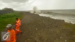 Petugas menyusur tepi pantai saat mencari korban latihan terjun payung yang jatuh di seputar perairan pantai Semarang, Selasa (7/2). Korban diduga terjatuh di perairan Tanjung Emas, Semarang saat sedang melakukan upaya pendaratan. (Liputan6.com/Gholib)