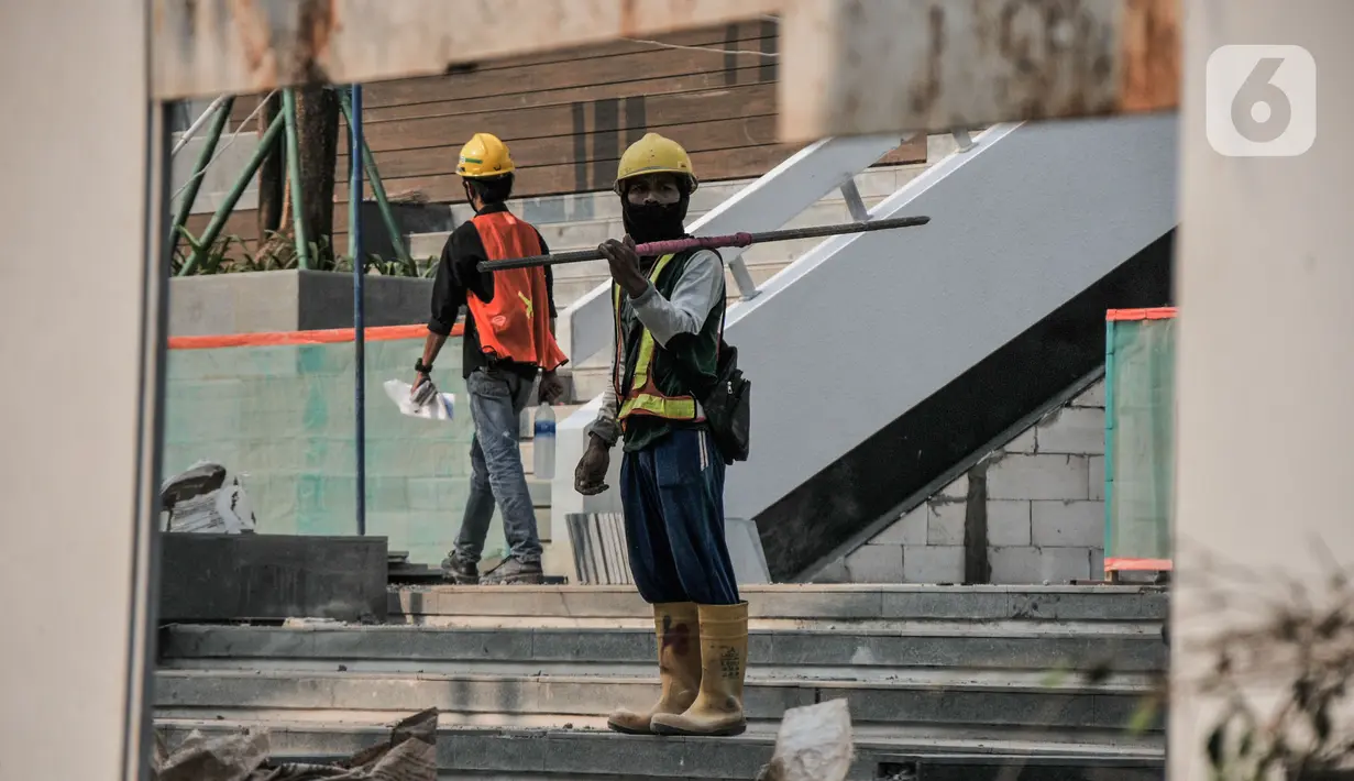 Aktivitas pekerja saat menyelesaikan proyek renovasi Gedung Sarinah, Jakarta, Kamis (2/9/2021). Proyek renovasi gedung pusat perbelanjaan tertua di Indonesia tersebut ditargetkan rampung pada awal 2022. (merdeka.com/Iqbal S. Nugroho)
