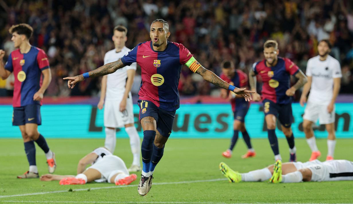 Raphinha tampil memukau saat Barcelona menang lima gol tanpa balas atas Young Boys dalam laga matchday 2 League Phase Liga Champions 2024/2025 yang digelar di Estadi Olimpic Lluis Companys, Rabu (2/10/2024). (AFP/Lluis Gene)