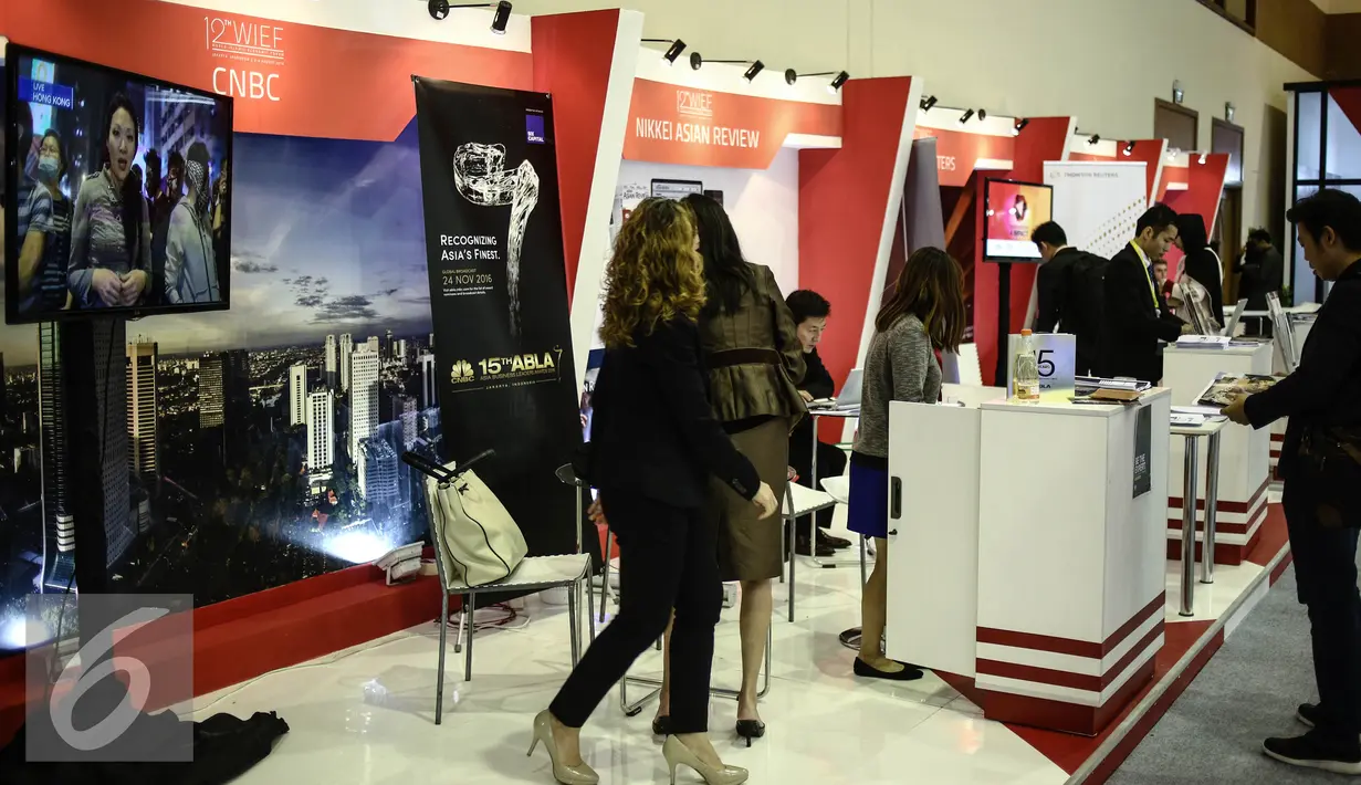 Pengunjung melihat produk yang dipamerkan saat World Islamic Economic Forum (WIEF) ke-12 di Jakarta, Selasa (2/8). WIEF‎ ke-12 dihadiri sekitar 2.500 peserta dari 60 negara. (Liputan6.com/Faizal Fanani) 