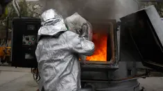 Petugas memusnahkan kokain ke dalam insinerator di markas polisi di Lima, Peru, (7/6). Polisi mengatakan mereka akan membakar sekitar 20 ton narkoba, termasuk kokain, marijuana, opium dan heroin yang disita empat bulan terakhir. (AP Photo/Martin Mejia)