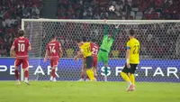 Maarten Paes bekerja keras mengamankan gawang Timnas Indonesia dari serbuan pemain Malaysia pada Grup B FIFA ASEAN Cup 2026 di Stadion Utama Gelora Bung Karno, Jakarta, Senin (28/9/2026). (Bola.com/Budy Santoso)