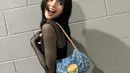Sebagai penutup tampilan, Lisa jinjing Monogram Sunset Bag Louis Vuitton seharga Rp46jutaan. [@lalalalisa_m]