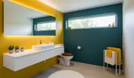 7 Kombinasi Warna Cat Kamar Mandi yang Berani, Menenangkan, dan Bikin Kesan Lapang