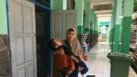 Distrophia Muculor Progresive atau DMP, tak menghalangi semangat belajar Fauzan Akmal Maulana. Remaja 15 tahun ini sudah sejak kecil menderita otot lemah, namun masih setiap hari semangat berangka sekolah dengan digendong sang ibu, Winih (49).