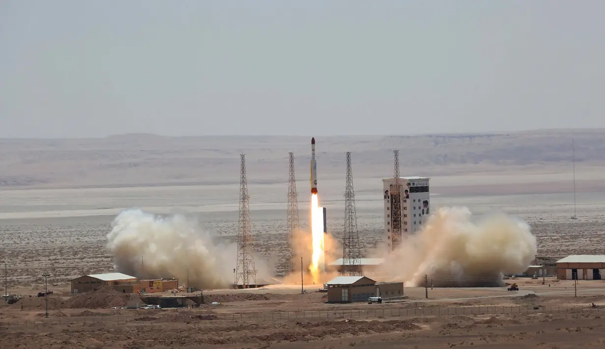 Gambar yang dikeluarkan oleh situs resmi Kementerian Pertahanan Iran menunjukkan peluncuran roket pembawa satelit Simorgh di Pusat Antariksa Imam Khomeini, Iran (27/7). (Iranian Defense Ministry via AP)