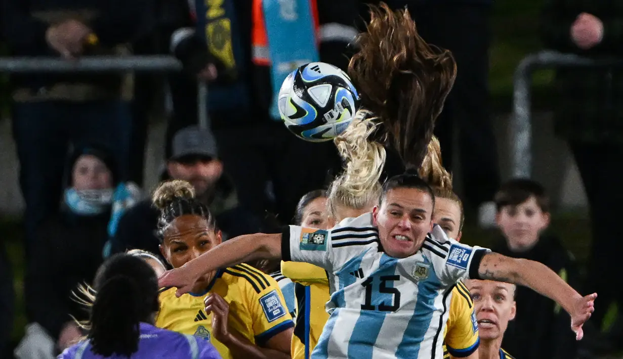 Pemain Argentina, Florencia Bonsegundo berebut bola dengan sejumlah pemain Australia pada laga Grup G Piala Dunia Wanita 2023 di Waikato Stadium, Hamilton, Selandia Baru, 2 Augustus 2023. (AFP/Saeed Khan)