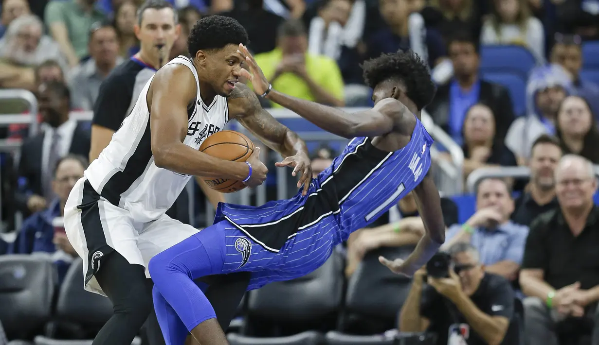 Pebasket San Antonio Spurs, Rudy Gay, berusaha melewati pebasket Orlando Magic pada laga NBA di Amway Center, Sabtu (28/10/2017). San Antonio Spurs takluk 87-114 dari Orlando Magic. (AP/John Raoux)