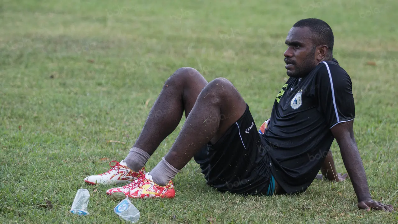 Bola.com, Persipura Jayapura, Dominggus Fakdawer, Perseru Serui