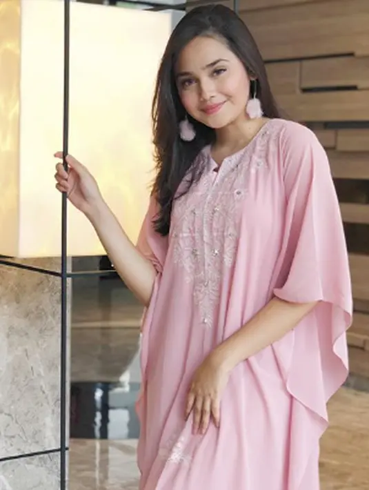 Syifa mengaku bahwa selama Bulan Ramadan dirinya lebih memilih untuk membintangi sebuah FTV atau tapping untuk beberapa show (Liputan6.com/IG/syifahadjureal)