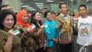 Kiri ke kanan: Menkes Nila Moeloek, Mensos Khofifah Indar Parawansa, Menko Pembangunan Manusia dan Kebudayaan Puan Maharani, Ibu Negara Iriana, Presiden Jokowi, dan seorang warga, Senin (3/11/2014). (Liputan6.com/Herman Zakharia)