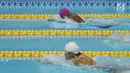 Atlet Indonesia Syuci Indriani memacu kecepatannya dalam babak final nomor 100 meter renang gaya dada klasifikasi SB14 Asian Para Games 2018 di Stadion Akuatik GBK, Jakarta, Senin (8/10). Syuci Indriani berhasil meraih emas. (Merdeka.com/Imam Buhori)
