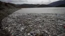 Ceceran botol plastik dan sampah lainnya, yang hanyut terbawa hujan, mengapung di sepanjang Waduk Badovc di dekat Pristina, Kosovo pada Rabu 4 Februari 2026. Waduk Badovc, yang merupakan salah satu sumber air minum utama di Pristina, Kosovo, mengalami pencemaran berupa ceceran sampah plastik. (Armend NIMANI/AFP)