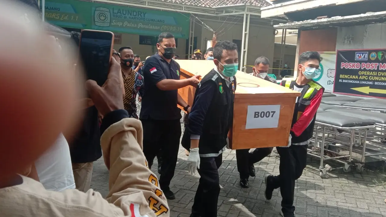 Jenazah korban Semeru diserahkan ke keluarga usai berhasil di identifikasi. (Dian Kurniawan/Liputan6.com)