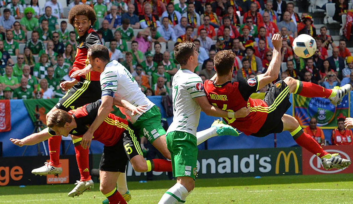 Bek Belgia, Thomas Meunier, melakukan tendangan salto dibayangi bek Irlandia, Stephen Ward, pada laga Grup E Piala Eropa 2016. Sepanjang laga Belgia lebih menguasi jalannya laga dengan penguasaan bola. (AFP/Nicolas Tucat)