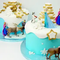 Mungkin kamu jadi nggak tega memotong kue ulang tahun bertema Frozen yang super menggemaskan ini. (Foto: YouTube.com)