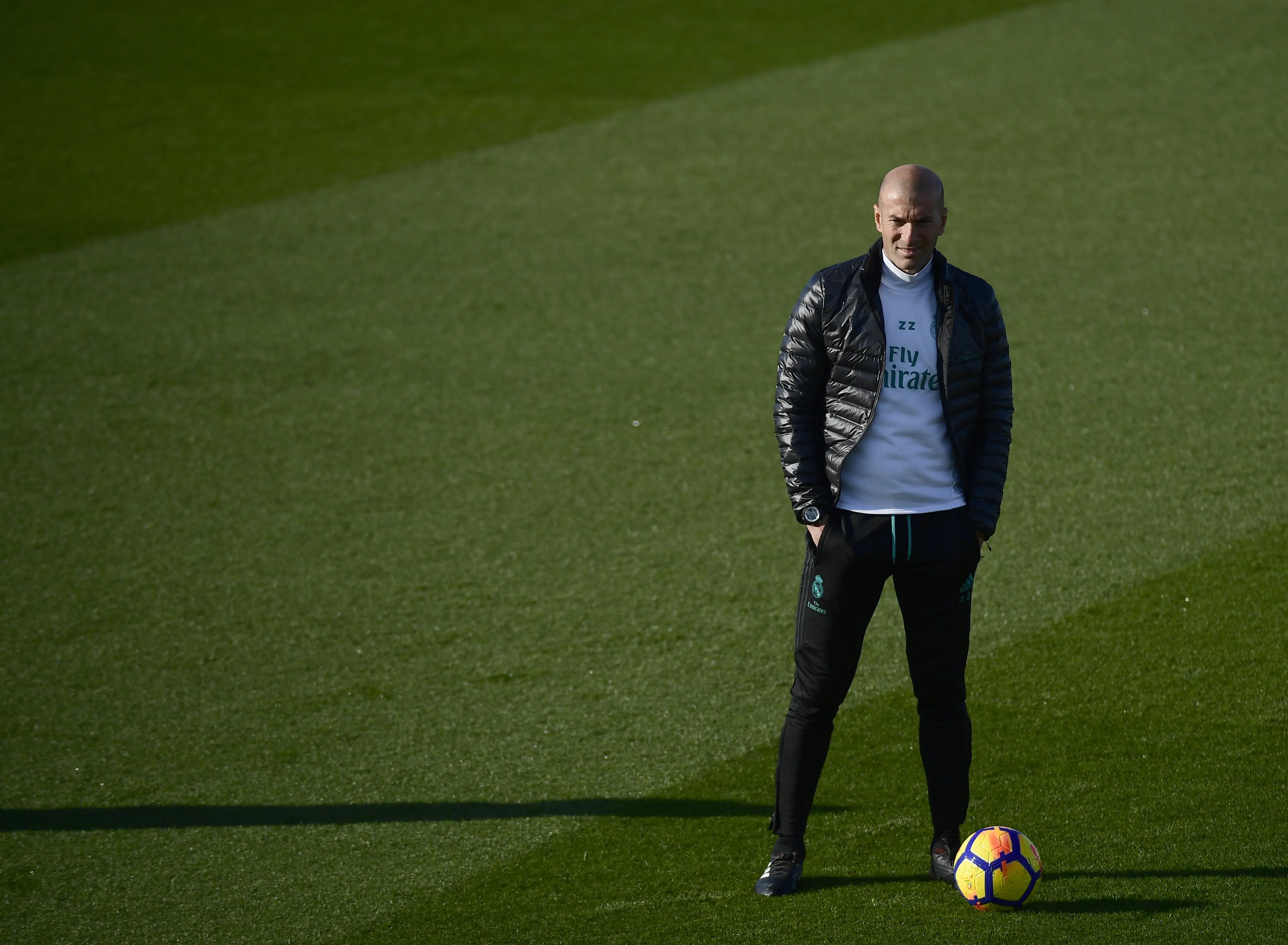 Pelatih Real Madrid, Zinedine Zidane berkomentar soal pertarungan Barcelona. (PIERRE-PHILIPPE MARCOU / AFP)