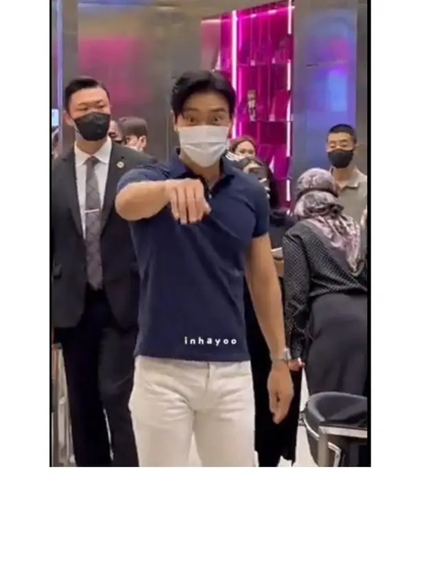 9 Momen Siwon Super Junior Kunjungi Kwangya Store Jakarta, Sempat Jajanin Anak Kecil