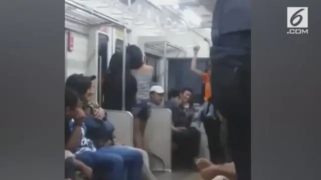 Gerbong sebuah KRL mendadak ramai saat seorang waria di-bully sekelompok pemuda. Belum diketahui lokasi dan kapan kejadian itu terjadi.