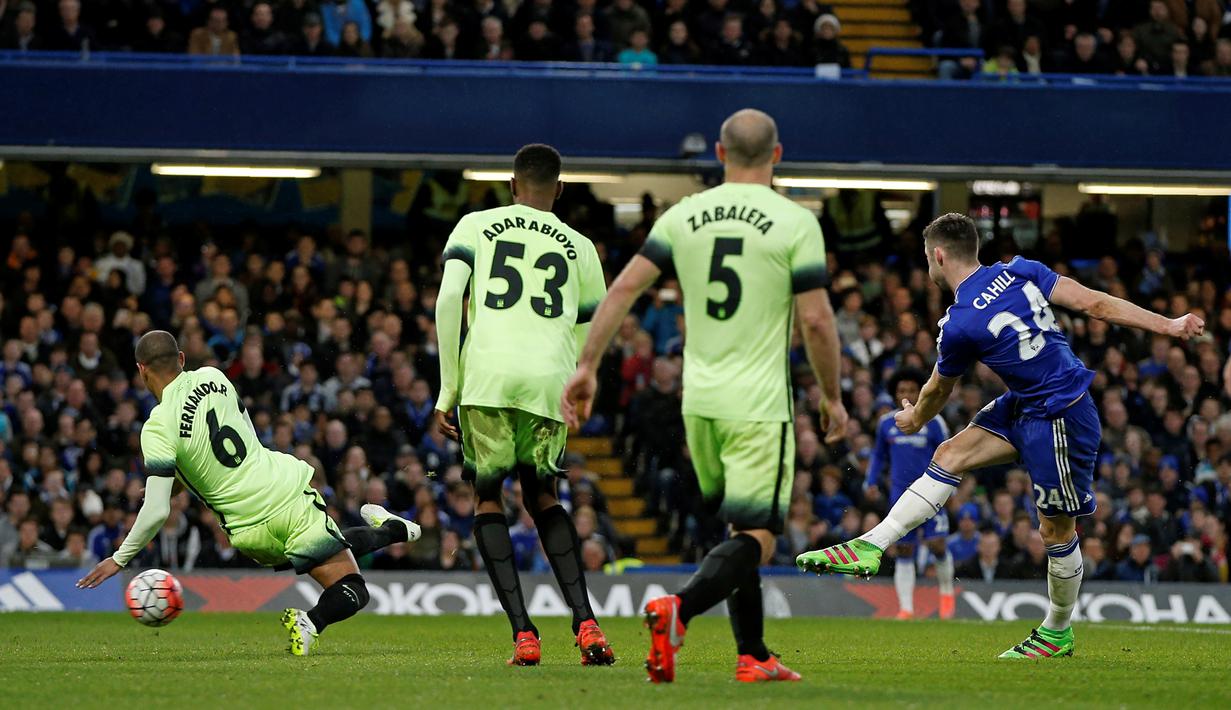 Pemain Chelsea, Gary Cahill, saat mencetak gol ke gawang Manchester City dalam laga putaran kelima Piala FA di Stadion Stamford Bridge, London, Minggu (21/2/2016) malam WIB. (AFP/Adrian Dennis)