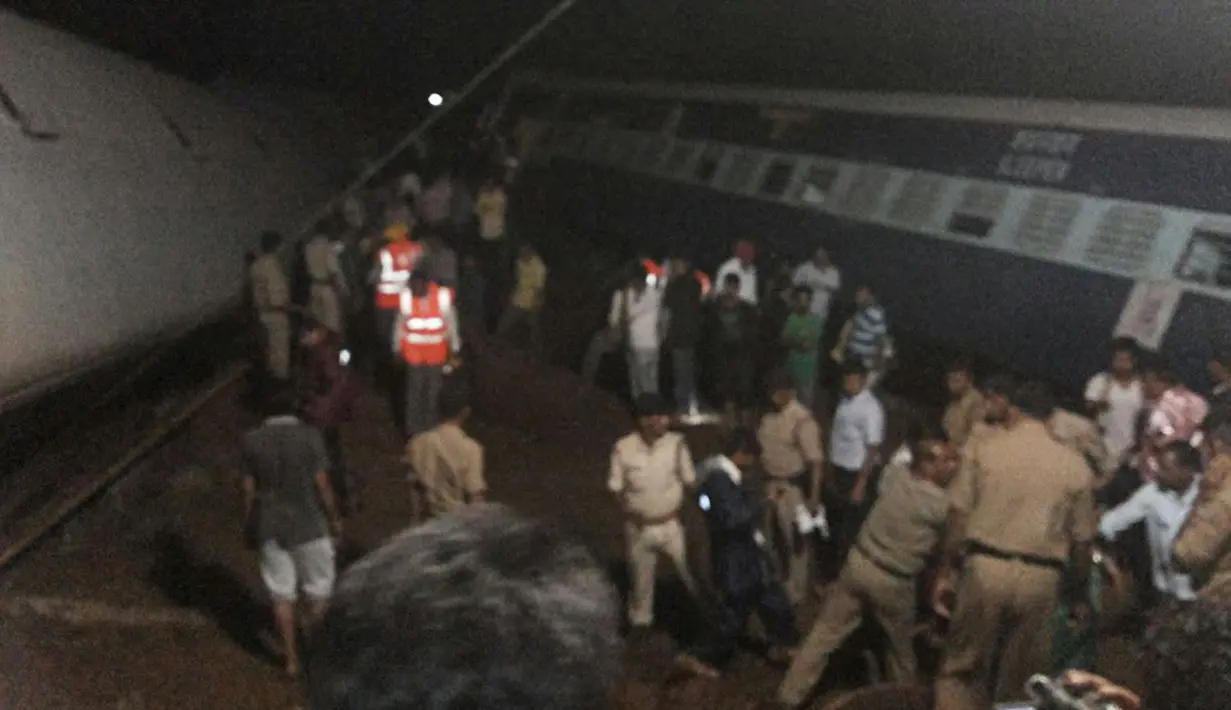 Petugas penyelamat berusaha mengevakuasi kereta penumpang yang keluar dari rel di Negara Bagian Madhya Pradesh, India, Selasa (4/8/2015). Beberapa gerbong dari kedua kereta penumpang tersebut jatuh ke sungai yang meluap. (REUTERS/ANI/Handout via Reuters)