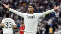 Pemain Real Madrid, Jude Bellingham mreayakan golnya ke gawang Osasuna pada laga lanjutan Liga Spanyol 2024/2025 di Santiago Bernabeu, Madrid, Spanyol, Sabtu (09/11/2024) WIB. (AFP/Oscar Del Pozo)