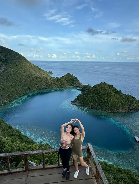Di ambil dari atas, terlihat pose akrab Natasha Wilona Bersama Karena Vendela. Di sini, Natasha Wilona memamerkan pesona dari body goalsnya yang sempurna dengan tank top semarak dan legging hitam panjang. [Foto: Instagram/natashawilona12]