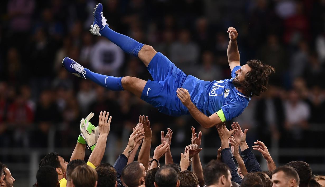 Mantan pemain Timnas Italia, Andrea Pirlo, diangkat rekan-rekannya usai laga Notte del Maestro di Stadion Giuseppe Meazza, Milan, Senin (21/5/2018). Laga ini merupakan seremoni gantung sepatu dari Andrea Pirlo. (AFP/Marco Bertorello)