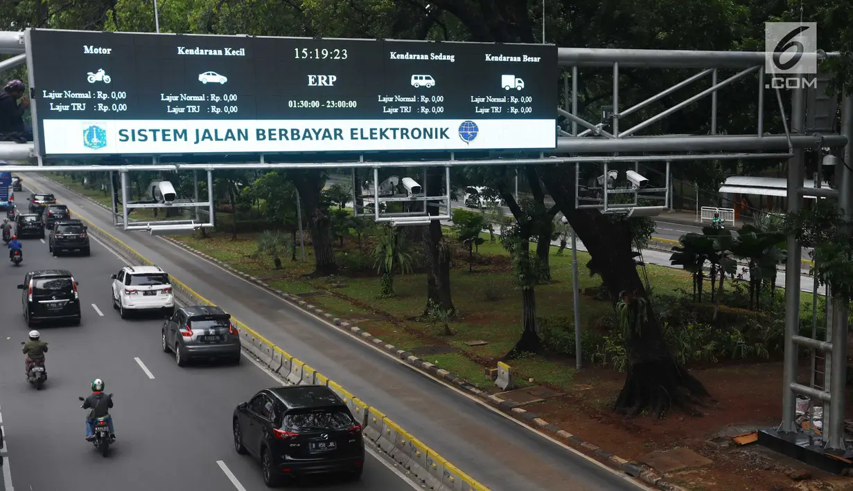 Kendaraan melintas di bawah alat electronic road pricing (ERP) di Jalan Medan Merdeka Barat, Jakarta, Senin (13/11). Pemprov DKI Jakarta akan melakukan uji coba coba sistem jalan berbayar atau ERP secara. (Liputan6.com/Angga Yuniar)