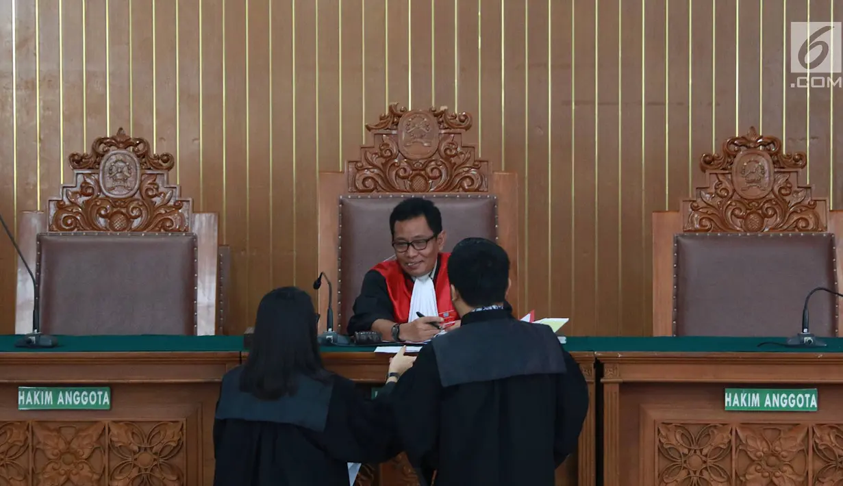 Hakim Agus Widodo berbincang disela sidang perdana praperadilan mantan Ketum PPP Romahurmuziy alias Rommy di Pengadilan Negeri Jakarta Selatan, Senin (22/4). Sidang ditunda selama dua pekan karena KPK, selaku tergugat, mengaku masih mengumpulkan bukti-bukti. (Liputan6.com/Immanuel Antonius)